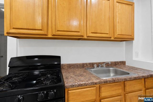 411 S 15th Street, Newark, NJ 07103