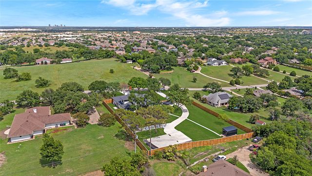 301 Paint Pony Trail N, Fort Worth, TX 76108
