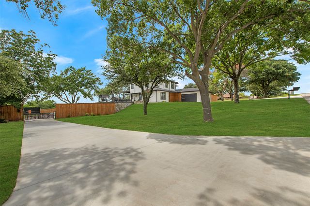301 Paint Pony Trail N, Fort Worth, TX 76108