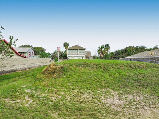 5724 Avenue T, Galveston, TX 77551