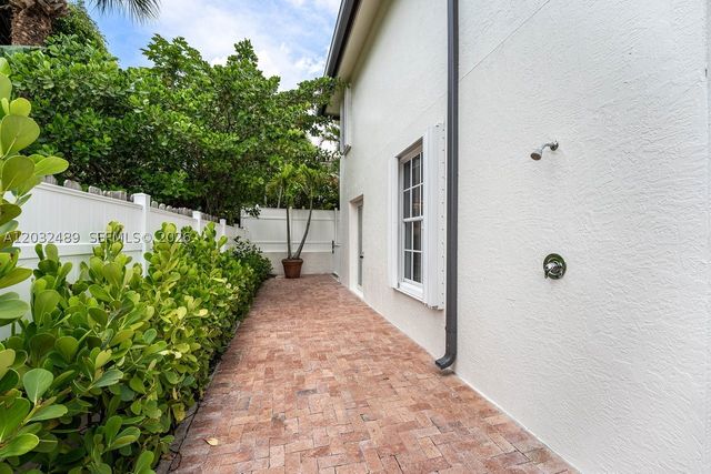460 Surfside Ln, Juno Beach, FL 33408