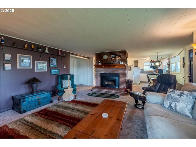 535 Harrison Ave Sw, Bandon, OR 97411