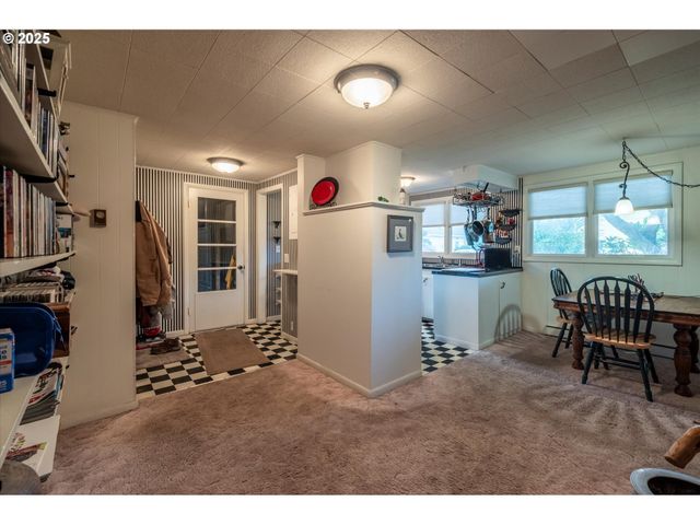 535 Harrison Ave Sw, Bandon, OR 97411