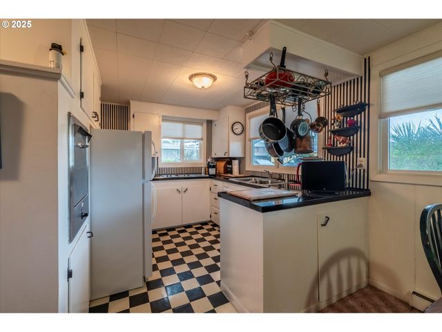 535 Harrison Ave Sw, Bandon, OR 97411