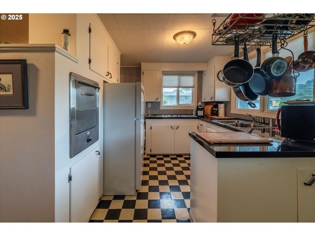 535 Harrison Ave Sw, Bandon, OR 97411