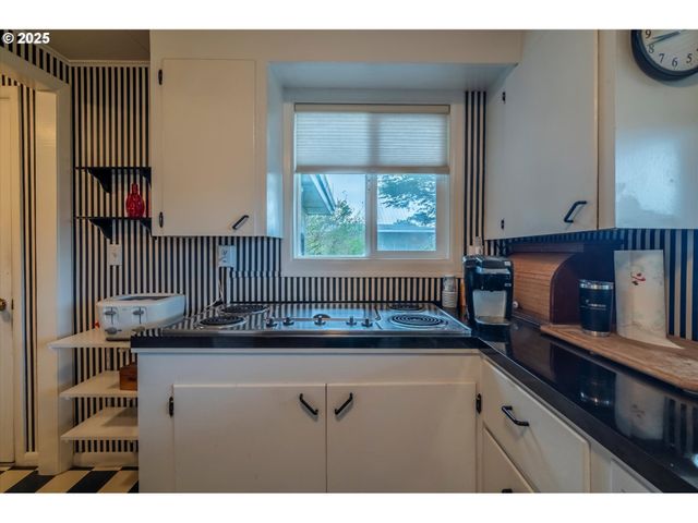 535 Harrison Ave Sw, Bandon, OR 97411