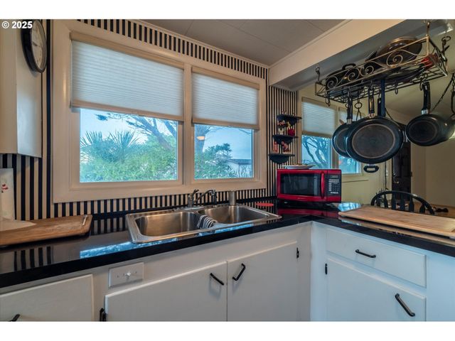 535 Harrison Ave Sw, Bandon, OR 97411