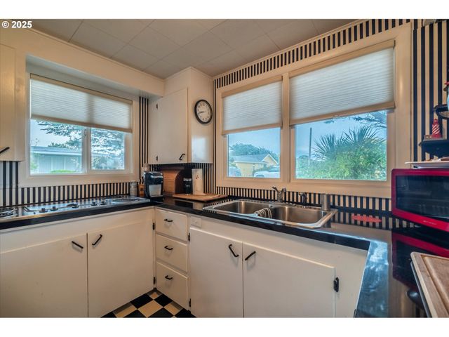 535 Harrison Ave Sw, Bandon, OR 97411