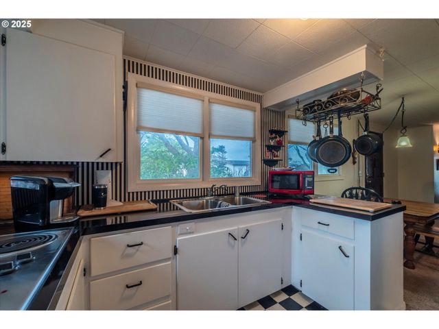 535 Harrison Ave Sw, Bandon, OR 97411