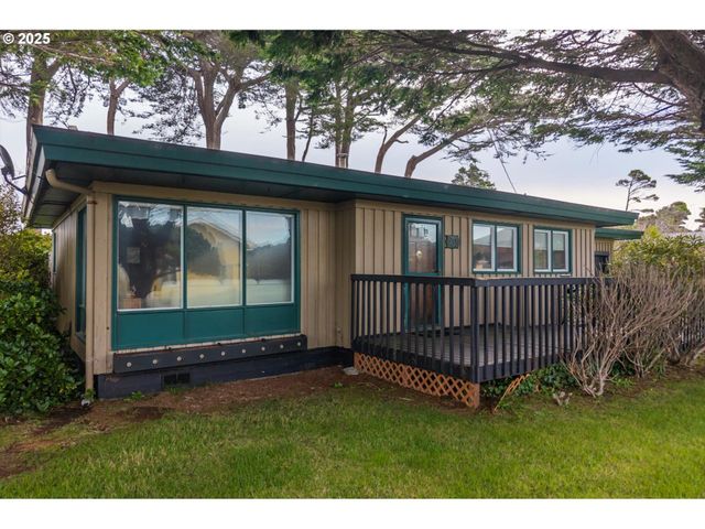 535 Harrison Ave Sw, Bandon, OR 97411