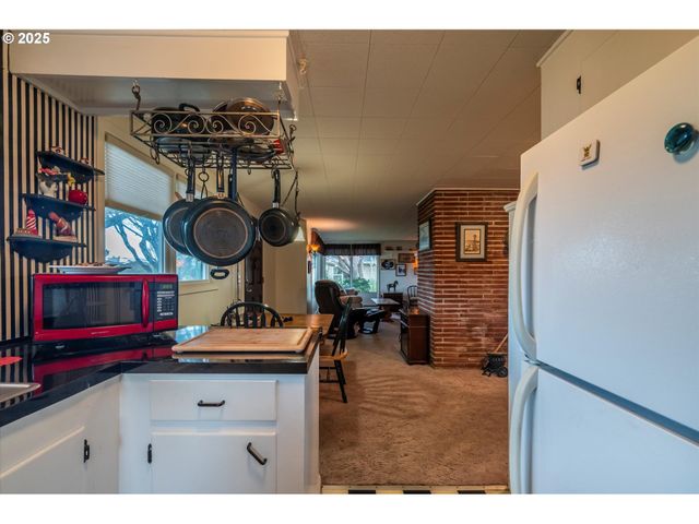 535 Harrison Ave Sw, Bandon, OR 97411