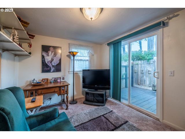 535 Harrison Ave Sw, Bandon, OR 97411