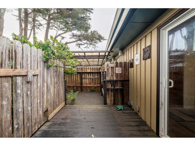 535 Harrison Ave Sw, Bandon, OR 97411