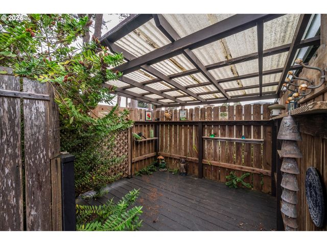 535 Harrison Ave Sw, Bandon, OR 97411