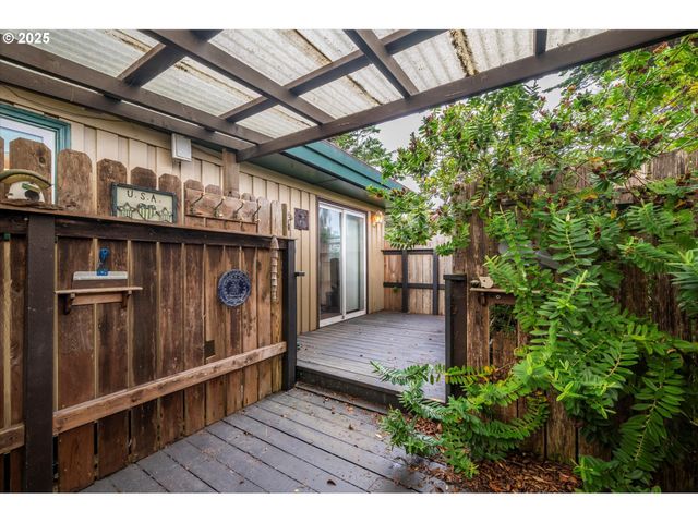 535 Harrison Ave Sw, Bandon, OR 97411