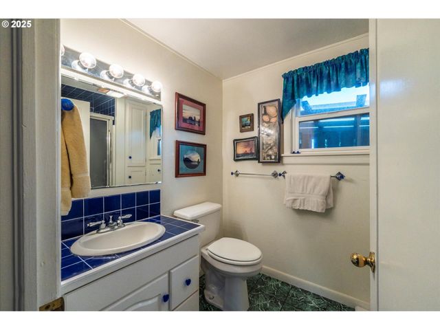 535 Harrison Ave Sw, Bandon, OR 97411