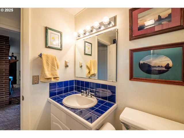 535 Harrison Ave Sw, Bandon, OR 97411