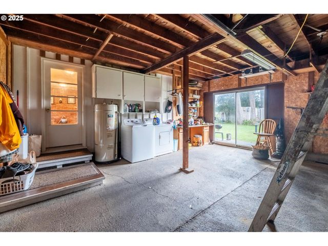 535 Harrison Ave Sw, Bandon, OR 97411