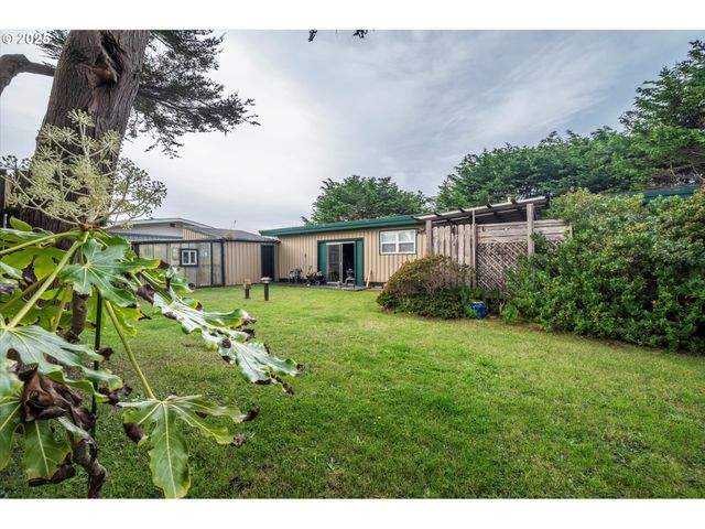 535 Harrison Ave Sw, Bandon, OR 97411