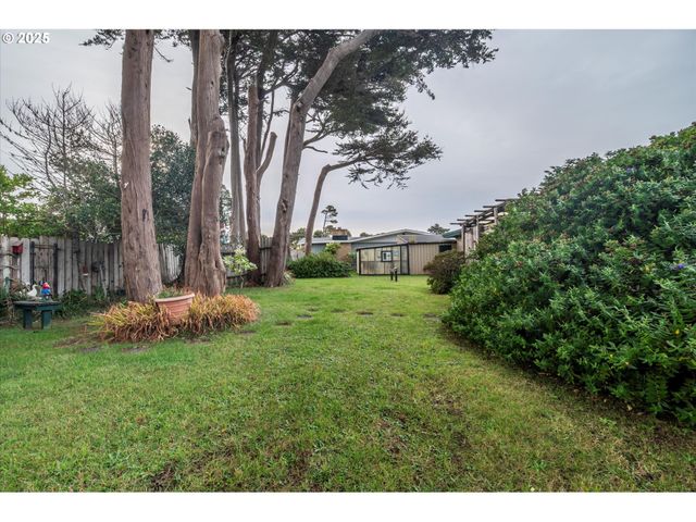 535 Harrison Ave Sw, Bandon, OR 97411