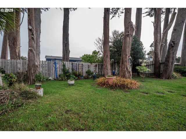 535 Harrison Ave Sw, Bandon, OR 97411