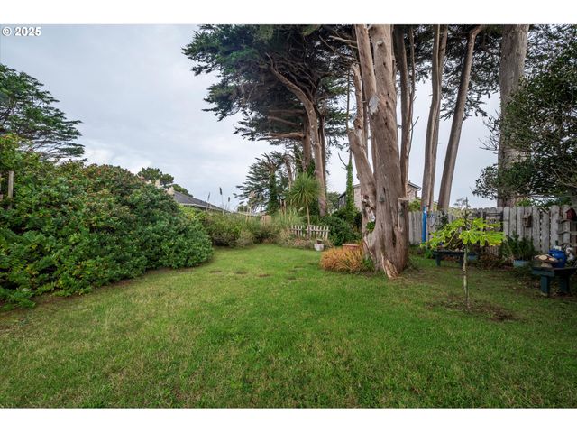 535 Harrison Ave Sw, Bandon, OR 97411