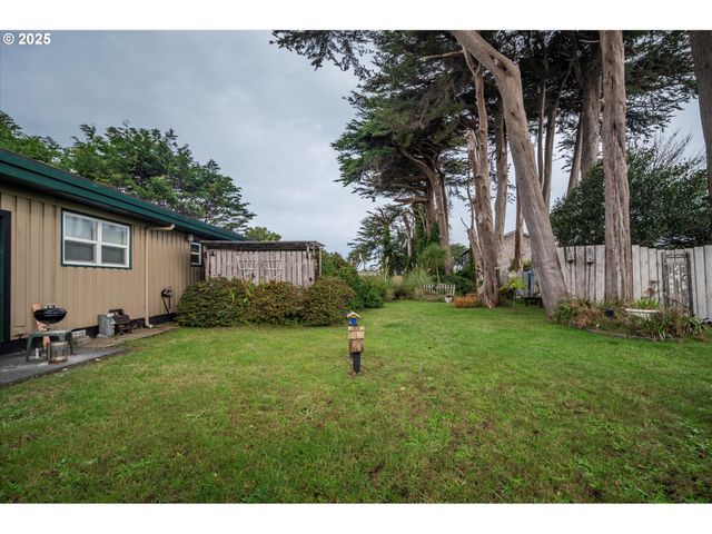 535 Harrison Ave Sw, Bandon, OR 97411