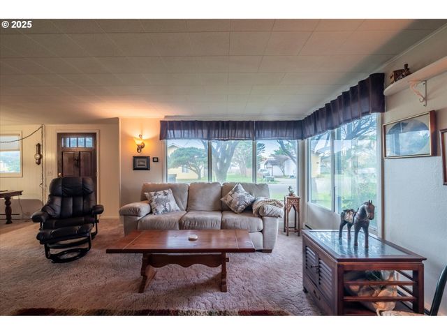 535 Harrison Ave Sw, Bandon, OR 97411