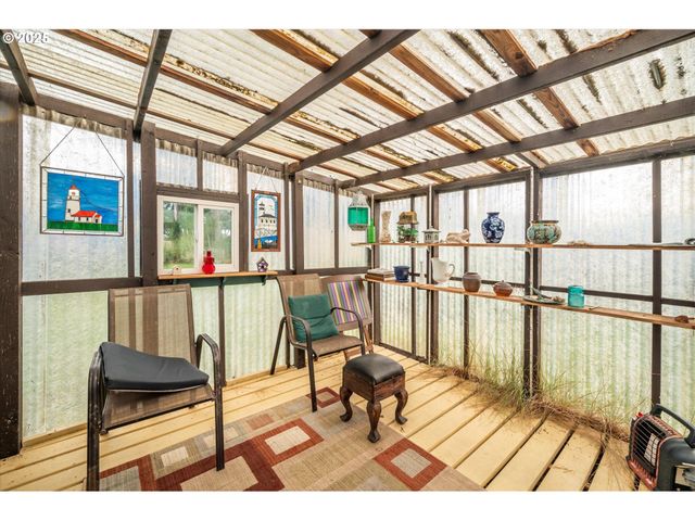 535 Harrison Ave Sw, Bandon, OR 97411