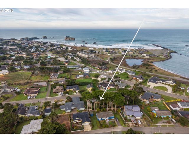 535 Harrison Ave Sw, Bandon, OR 97411