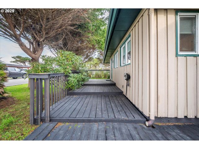 535 Harrison Ave Sw, Bandon, OR 97411