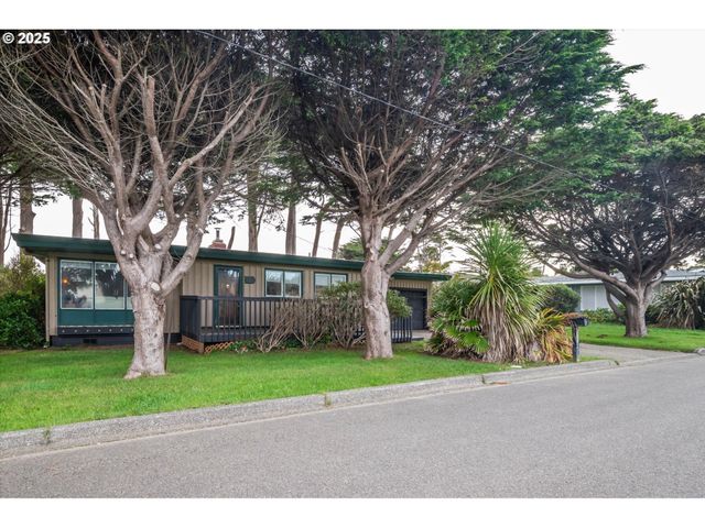 535 Harrison Ave Sw, Bandon, OR 97411