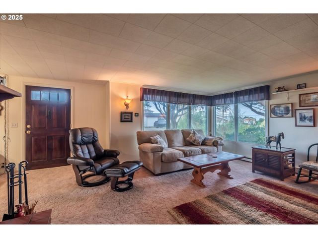 535 Harrison Ave Sw, Bandon, OR 97411