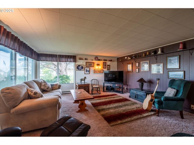 535 Harrison Ave Sw, Bandon, OR 97411