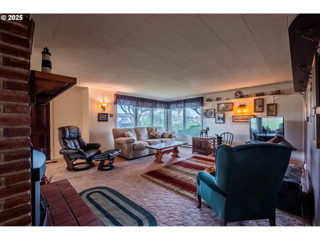 535 Harrison Ave Sw, Bandon, OR 97411