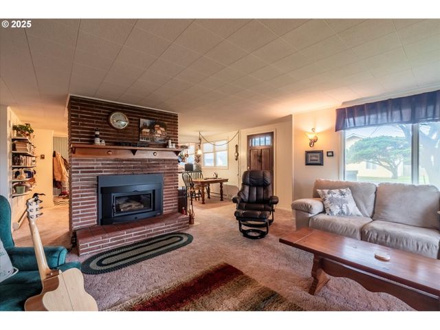 535 Harrison Ave Sw, Bandon, OR 97411