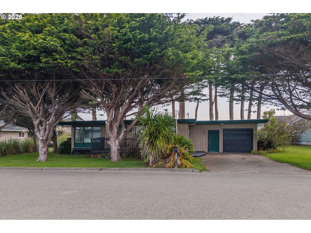 535 Harrison Ave Sw, Bandon, OR 97411