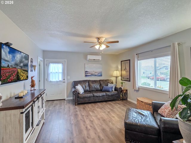 1214 N CLARK St, Cornelius, OR 97113