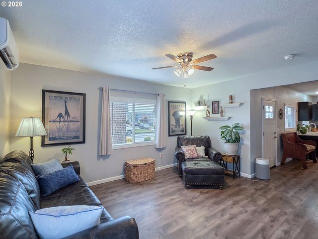 1214 N CLARK St, Cornelius, OR 97113