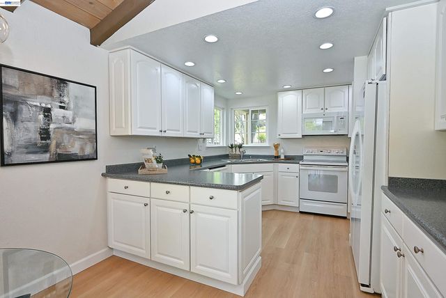 521 Silver Lake Dr, Danville, CA 94526