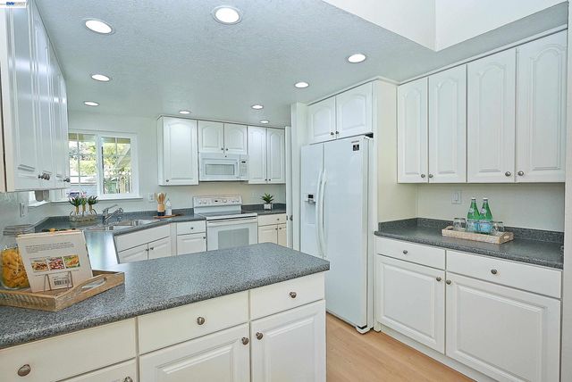 521 Silver Lake Dr, Danville, CA 94526