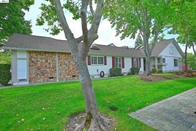 521 Silver Lake Dr, Danville, CA 94526