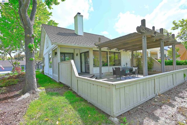 521 Silver Lake Dr, Danville, CA 94526