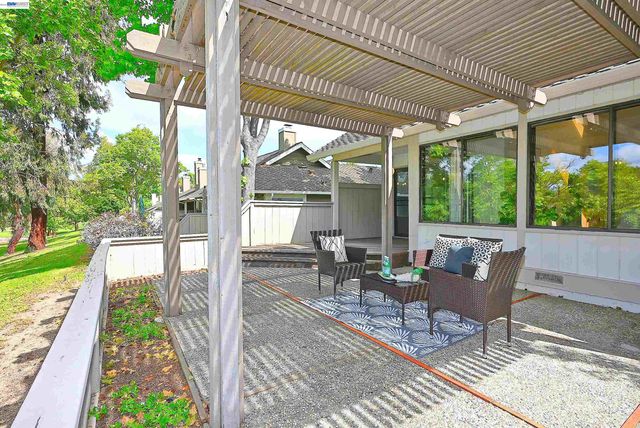 521 Silver Lake Dr, Danville, CA 94526