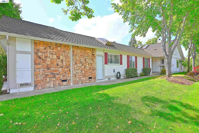 521 Silver Lake Dr, Danville, CA 94526