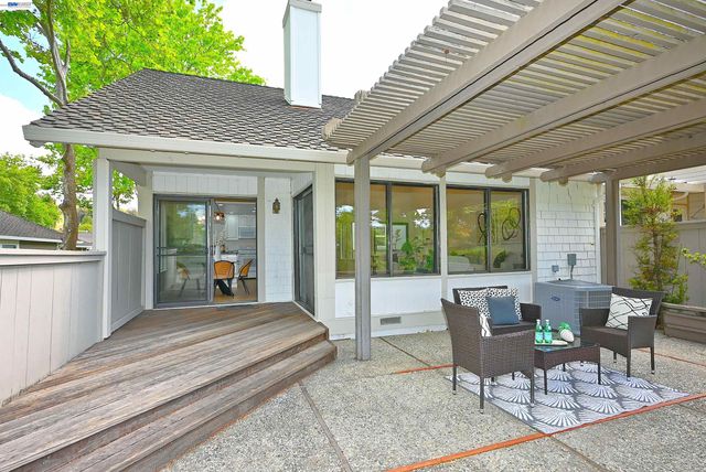 521 Silver Lake Dr, Danville, CA 94526