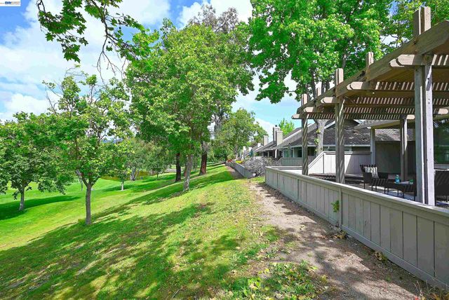 521 Silver Lake Dr, Danville, CA 94526