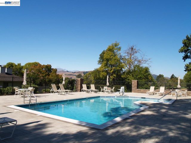 521 Silver Lake Dr, Danville, CA 94526