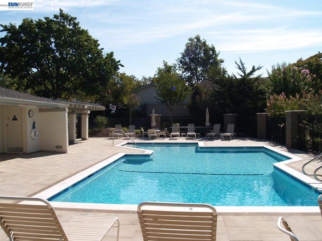 521 Silver Lake Dr, Danville, CA 94526