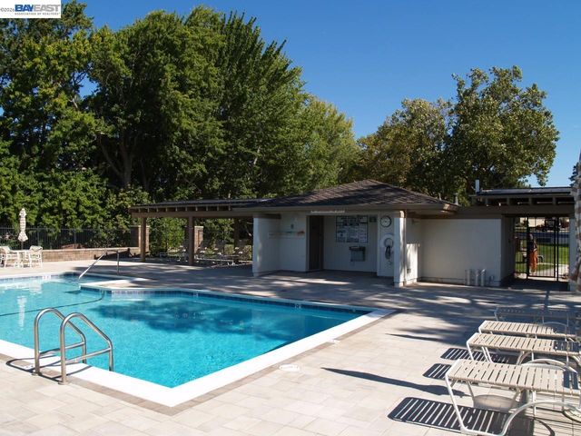 521 Silver Lake Dr, Danville, CA 94526